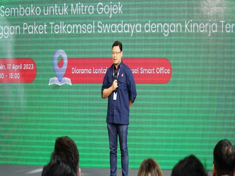 250 Pengemudi Transportasi Online Gojek Terima Paket Sembako dari Telkomsel