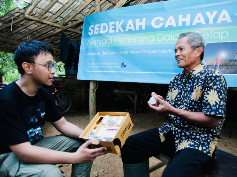 Hijra Bank Bantu Masyarakat Karawang Peroleh Aliran Listrik