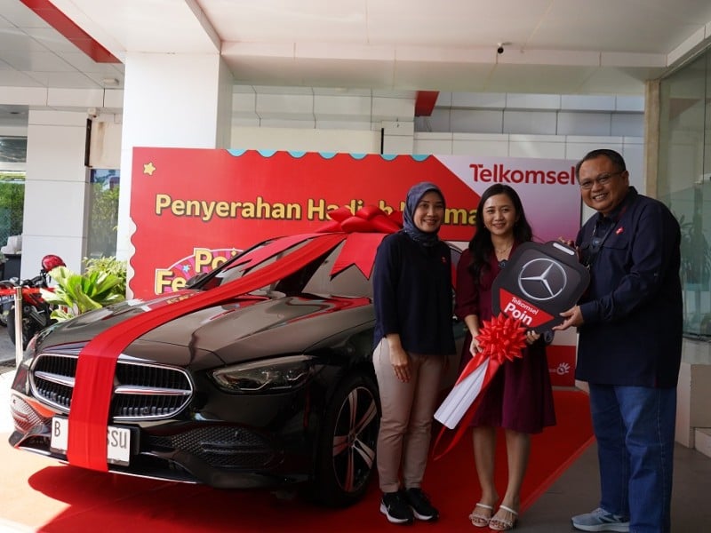 Ibu Rumah Tangga Dapat Hadiah Mobil Mercedes-Benz C200 Dari Telkomsel