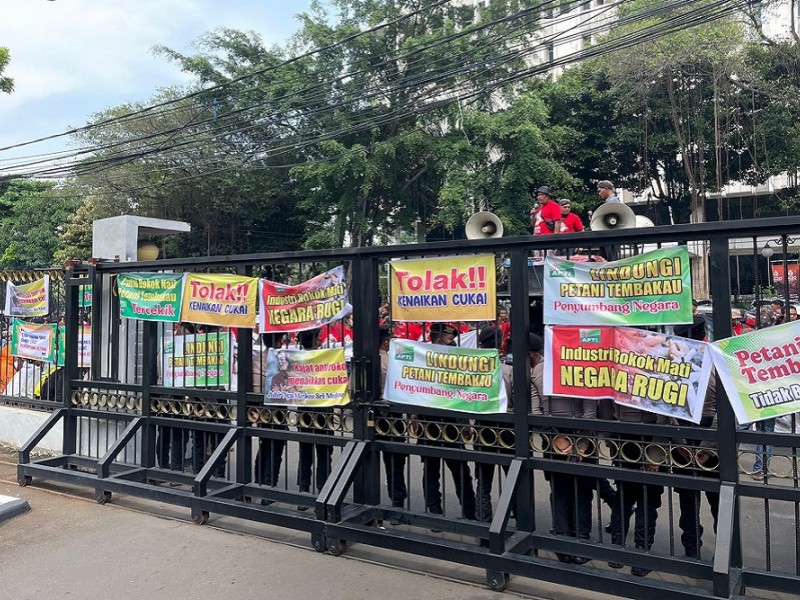 Petani Geruduk Kantor Sri Mulyani, Tolak Kenaikan Tarif Cukai Rokok