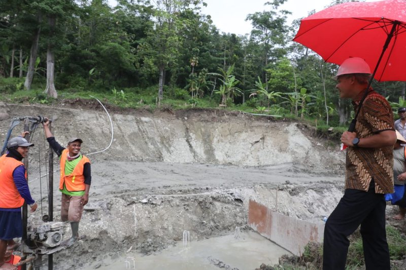  Gubernur Jateng Ganjar Pranowo meninjau proses pembangunan embung di Desa Kalibareng, Patean, Kendal.