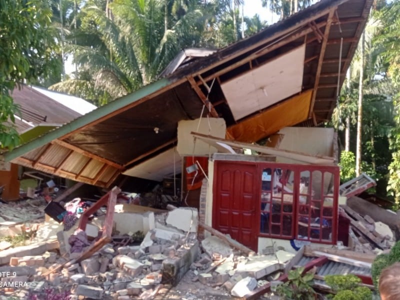 Foto-foto Rumah Rusak dan Roboh Diguncang Gempa Sumbar Magnitudo 6,2