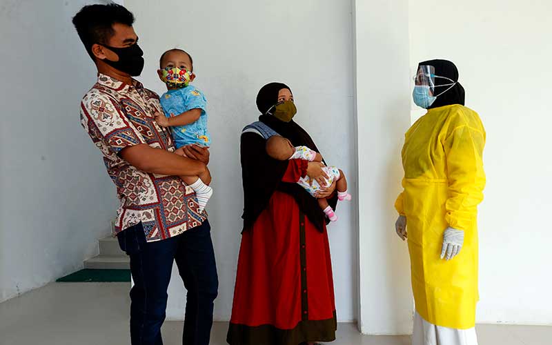 Foto-Foto Tenaga Kesehatan Jemput Bola Untuk Lakukan Imunisasi Balita di Aceh
