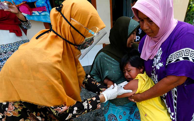 Foto-Foto Tenaga Kesehatan Jemput Bola Untuk Lakukan Imunisasi Balita di Aceh