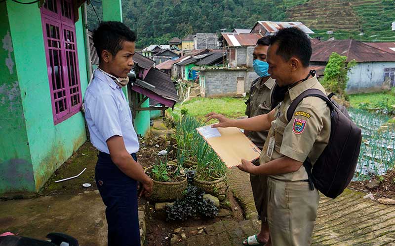 Foto-Foto Perjuangan Guru Tanpa Akses Internet di Tengah Pandemi Covid-19