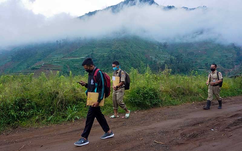 Foto-Foto Perjuangan Guru Tanpa Akses Internet di Tengah Pandemi Covid-19