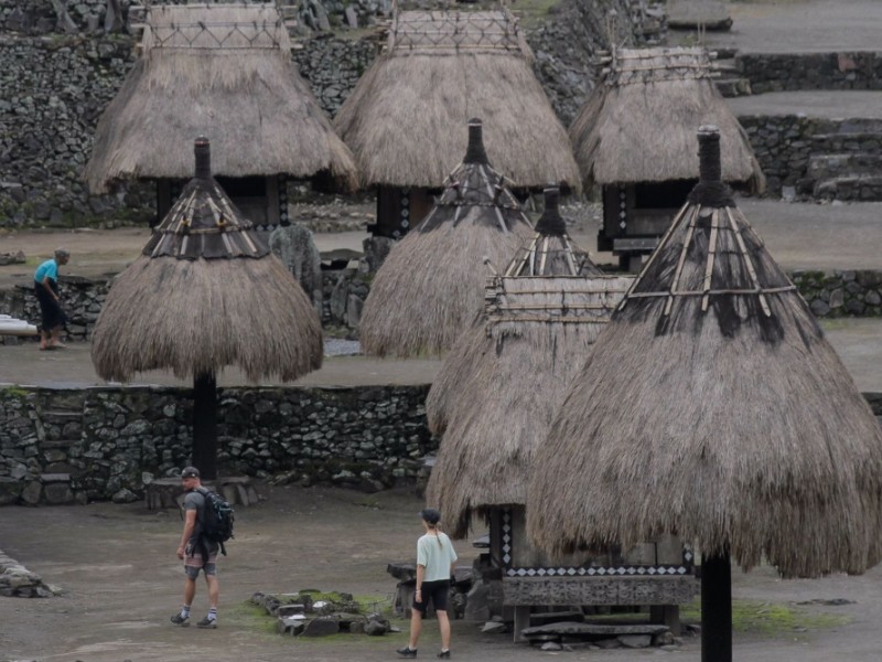 Wisatawan beraktivitas di Kampung Bena, Bajawa, Ngada, Nusa Tenggara Timur, Selasa (1/11/2022). /JIBI/Bisnis -Fanny Kusumawardhani