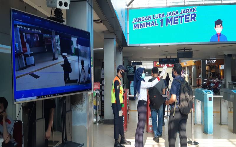 Evaluasi PSBB Hari Ke-4: Antrean Penumpang KRL Commuter Bukti Perusahaan Membandel