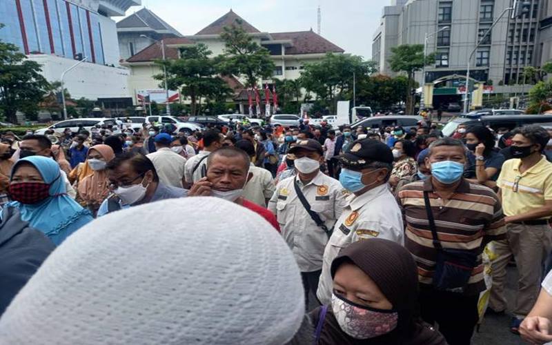 Foto Warga Berkerumun dan Berdesakan Antre Vaksinasi di Kompleks Pemprov Jateng 