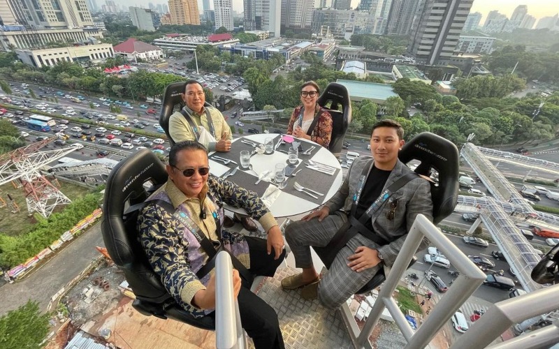 tommy soeharto dan putranya darma mangkuluhur makan malam, lounge in the sky