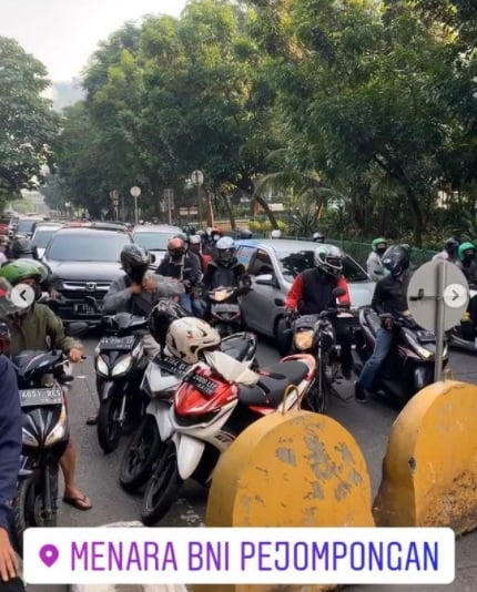 Foto-Foto Ruas Jalan di DKI Macet Parah Gara-gara PPKM Darurat