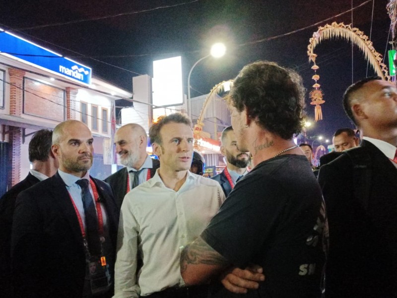 Usai Gala Dinner G20 Presiden Prancis Macron Pulang Jalan Kaki, Warga Histeris