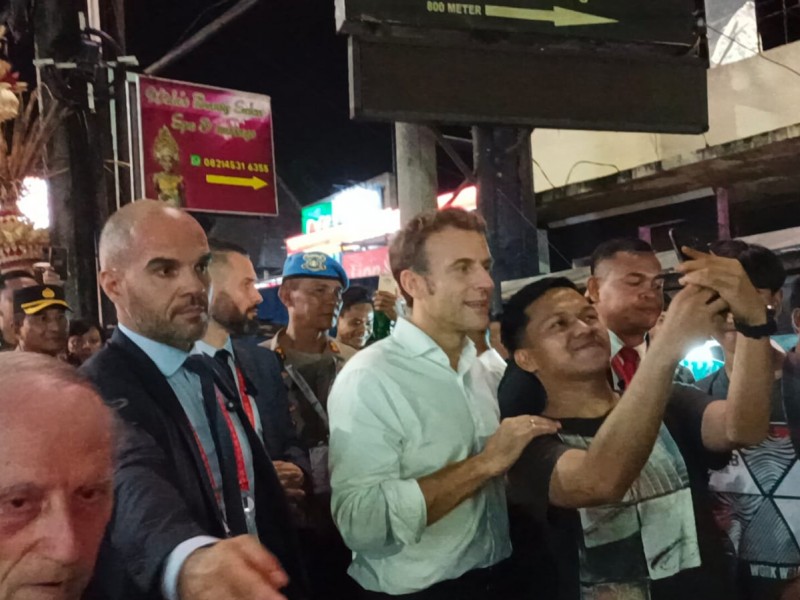 Usai Gala Dinner G20 Presiden Prancis Macron Pulang Jalan Kaki, Warga Histeris