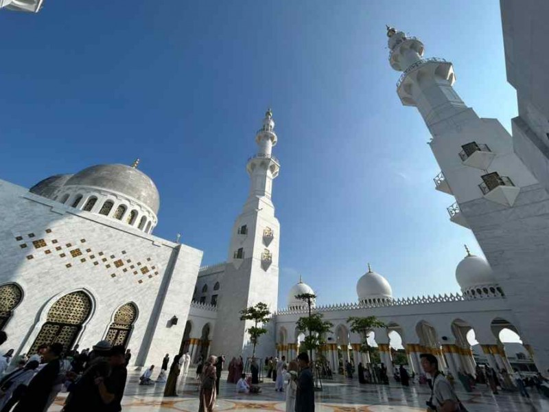 Melihat Kemegahan Masjid Raya Sheikh Zayed Tempat Jokowi Salat Idulfitri