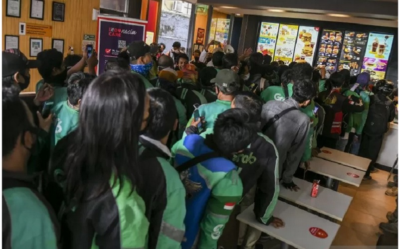 Kerumunan Promo BTS Meal McDonald's di Jakarta, Jambi, Surabaya