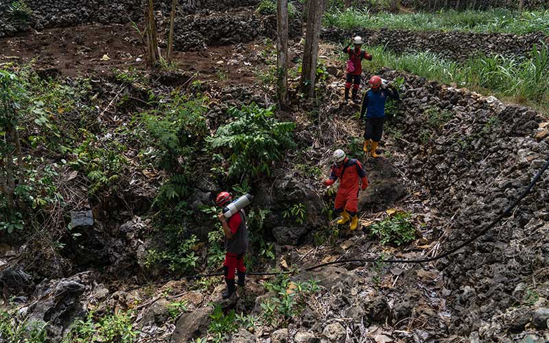 Potret Para Relawan Mencari Sumber Mata Air di Sungai Bawah Tanah Untuk Atasi Krisis Air Bersih di Yogyakarta