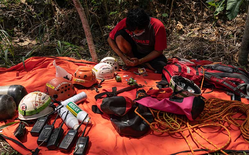 Potret Para Relawan Mencari Sumber Mata Air di Sungai Bawah Tanah Untuk Atasi Krisis Air Bersih di Yogyakarta