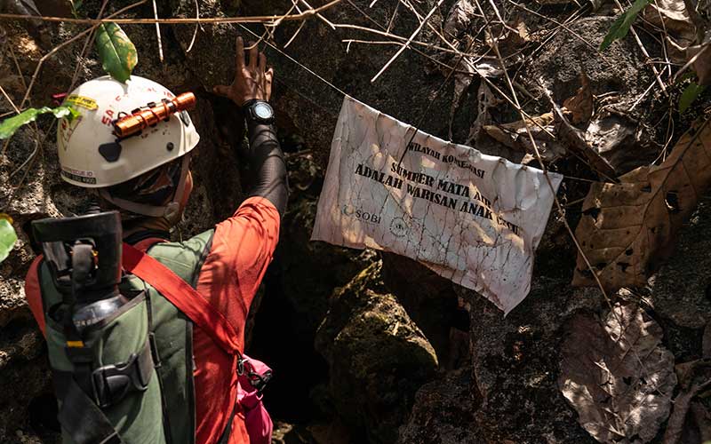 Potret Para Relawan Mencari Sumber Mata Air di Sungai Bawah Tanah Untuk Atasi Krisis Air Bersih di Yogyakarta