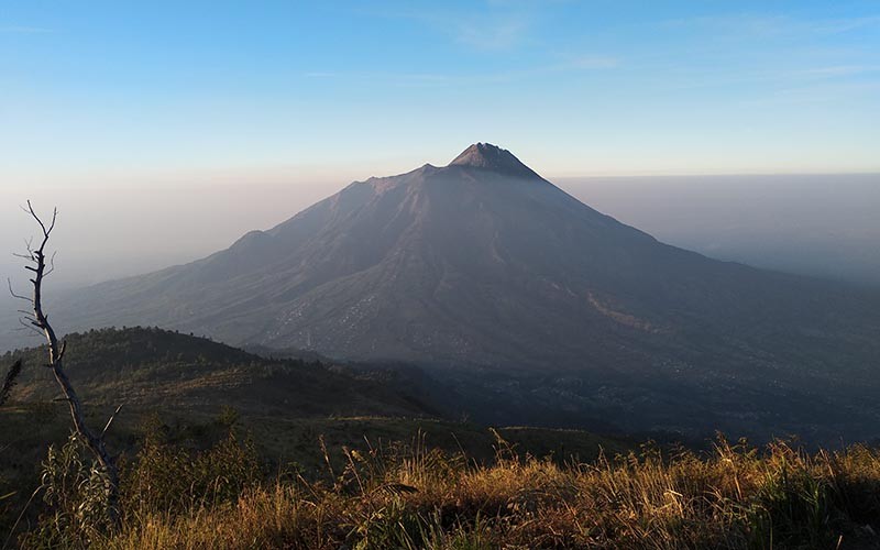 10 Gunung Berapi Berstatus Waspada dan 3 Siaga, Ini Rinciannya!