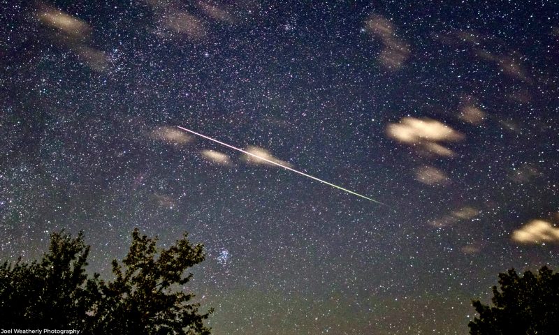 Foto-foto Menakjubkan Puncak Hujan Meteor Perseid 