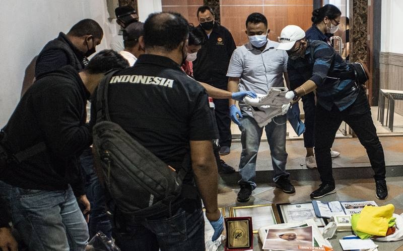 Foto Pengacara Rizieq Shihab, Munarman, Diborgol dan Mata Ditutup di Polda Metro Jaya