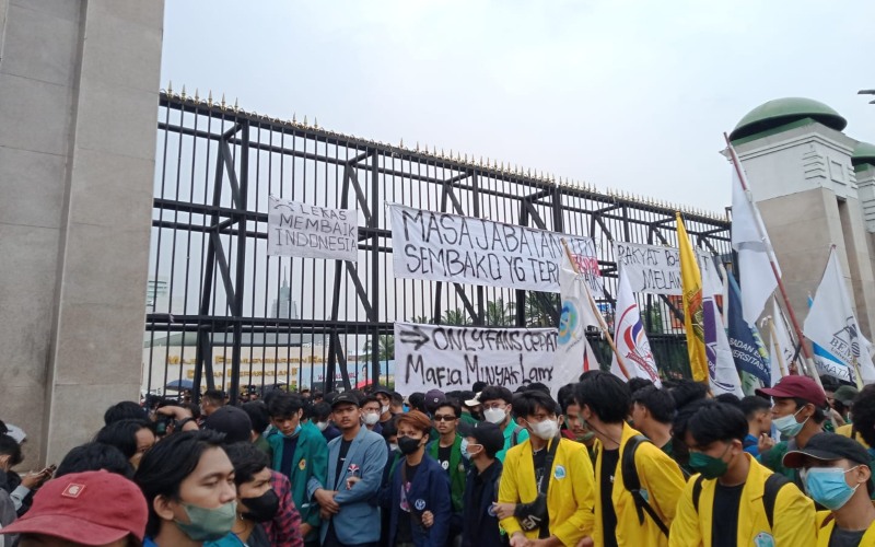 Foto-foto Keadaan Demo 11 April di Depan Gedung DPR