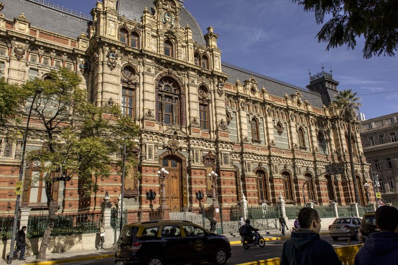 Palacio de Aguas Corrientes (the "water palace"), gedung yang dibangun pada pertengahan abad 19 ini menjadi salah satu atraksi wisata di Buenos Aires./Bloomberg.