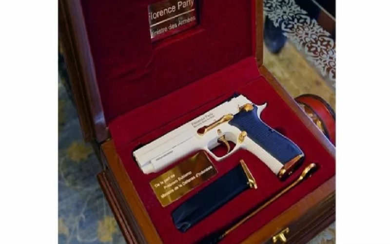 Prabowo Beri Pistol G2 Elite Buatan Pindad kepada Menteri Angkatan Bersenjata Prancis