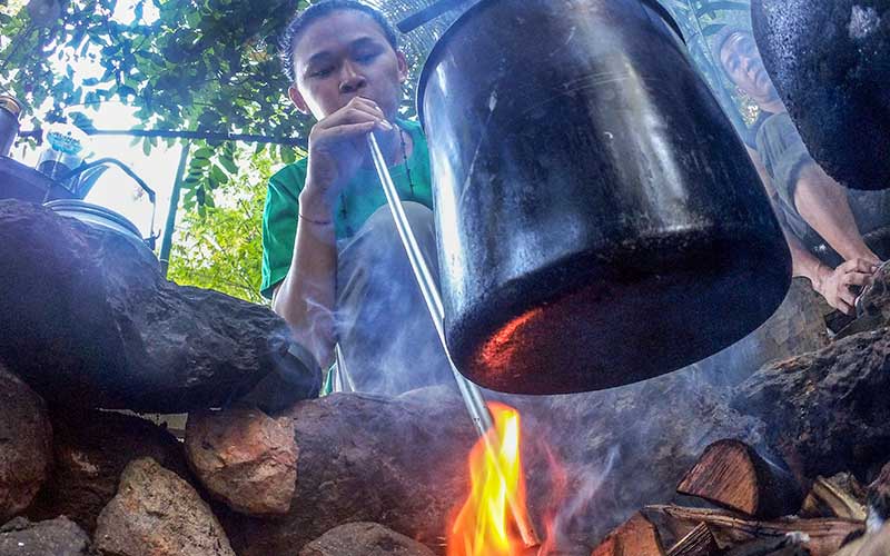 Suku Dayak Membuat Racikan Minuman Untuk Kesehatan