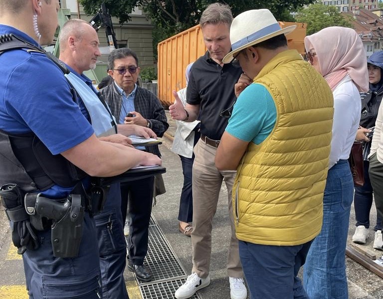 Foto Ridwan Kamil dan Istri di Swiss untuk Cari Putranya Eril Khan 