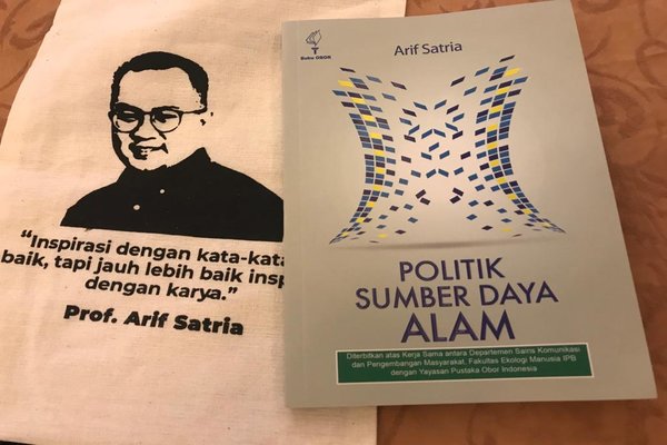 Buku karya Arif Satria berjudul 'Politik Sumber Daya Alam'