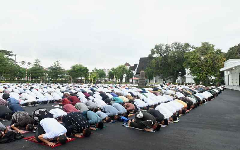 Momen Khusyuk Salat Iduladha Presiden Jokowi dan Wapres Ma'ruf Amin