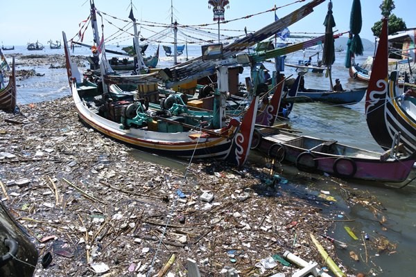 Menelisik Ikatan Manusia dan Plastik 