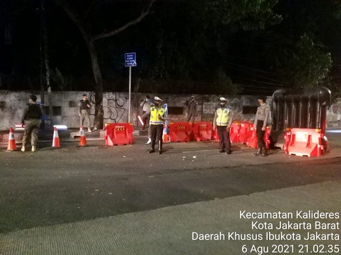 Foto-foto Penyekatan PPKM di Sejumlah Wilayah Jakarta oleh Polisi, 6 Agustus 2021