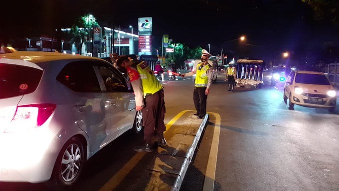 Foto-foto Penyekatan PPKM di Sejumlah Wilayah Jakarta oleh Polisi, 6 Agustus 2021