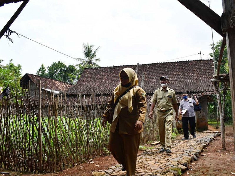 Potret Perjuangan Petugas E-KTP Ambil Foto Penyandang Disabilitas