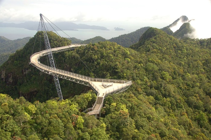 Traveler, Tengok 10 Skywalk Paling Menakutkan dan Menakjubkan di Dunia Berikut Ini