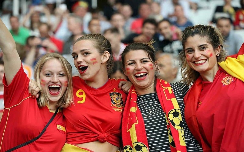 Euro 2020, Deretan Wanita Cantik dan Seksi Suporter Timnas 4 Negara 