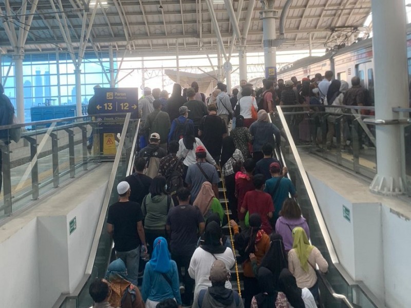 Foto-foto Penumpang Membeludak di Stasiun Manggarai, Gara-gara Rute Baru KRL 