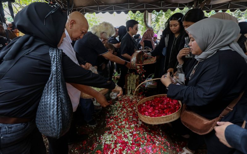 Potret Riuh Rendah Pengantar Pemakaman Soebronto Laras di TPU Karet Bivak