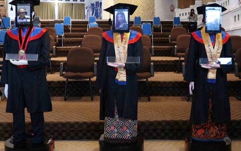 Unik, Tiga Robot Ikut 'Diwisuda' di Undip Semarang