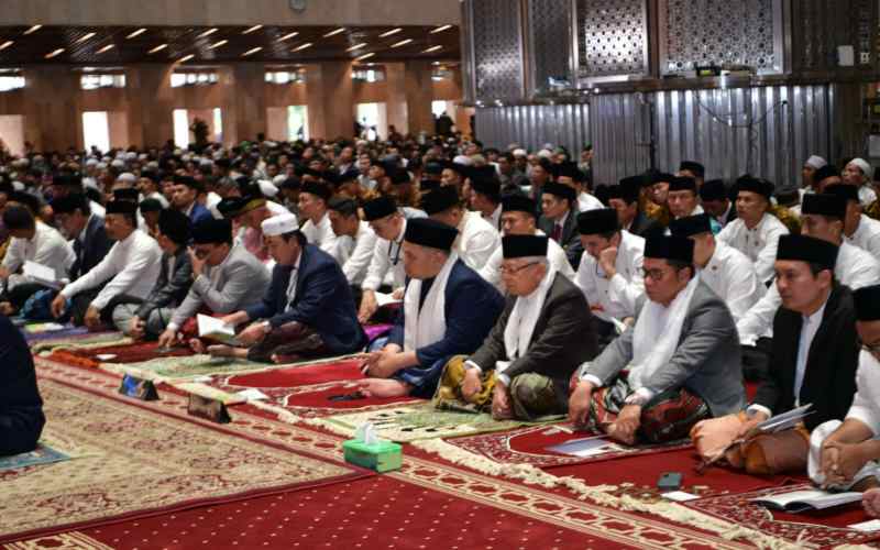 Momen Khusyuk Salat Iduladha Presiden Jokowi dan Wapres Ma'ruf Amin