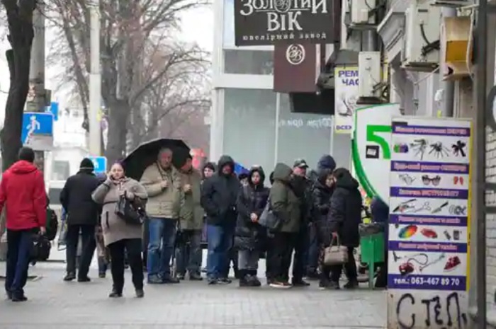 Foto-foto Warga Rusia Antre Panjang untuk Tarik Tunai di ATM