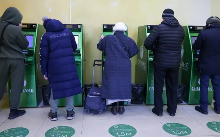 Foto-foto Warga Rusia Antre Panjang untuk Tarik Tunai di ATM