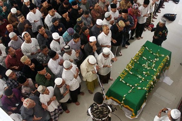 Salat Jenazah KH Hasyim Muzadi 