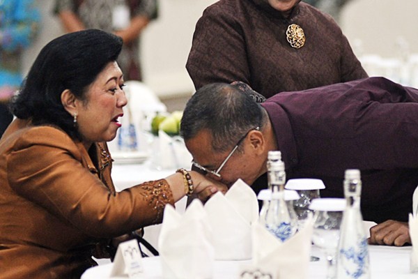 Dahlan Iskan Cium Tangan Ani Yudhoyono
