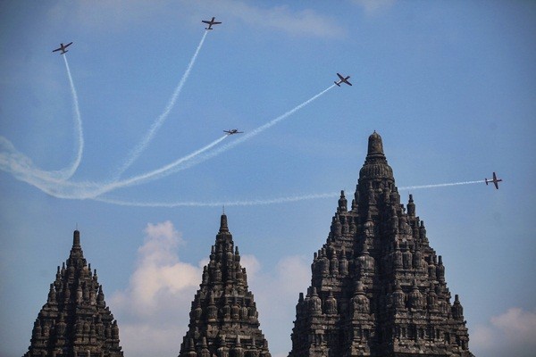 Jogja International Air Show di Candi Prambanan