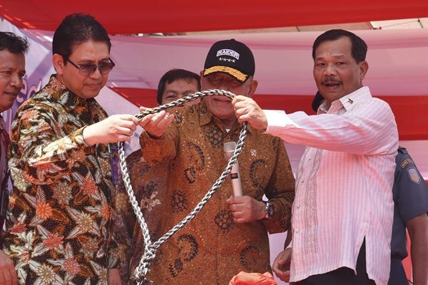 Menteri Pertahanan Ryamizard Ryacudu (tengah) bersama Wakil Menteri Pertahanan bidang Kebijakan Pertahanan Filipina Ricardo David Jr (kanan) dan Dirut PT PAL Budiman Saleh (kiri) melepas tali kapal saat pelepasan Ekspor Kapal Perang Strategic Sealift Vessel pesanan The Department Of National Defense Armed Forces Of Philippines di Dermaga Divisi Kapal Niaga PT PAL Indonesia, Surabaya, Jawa Timur, Selasa (2/5). Kapal yang memiliki panjang 123 meter, lebar 21 meter, berkapasitas 621 penumpang, berbobot 7.200 ton dan mampu bertahan di lautan selama 30 hari tersebut diproduksi atas hasil lelang Internasional yang diadakan Kementerian Pertahanan Filipina pada 2014 silam.   Foto: Antara/Zabur Karuru