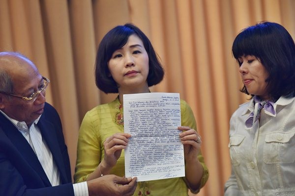 Veronica Tan Menangis Bacakan Surat Ahok