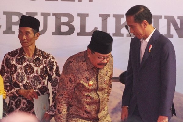 Presiden Jokowi Serahkan 10.038 Sertifikat Tanah